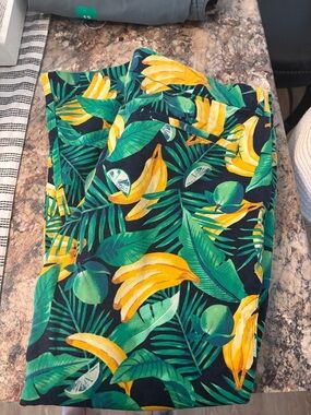 Old Navy Black Tropical Banana Print pixie ankle Pants